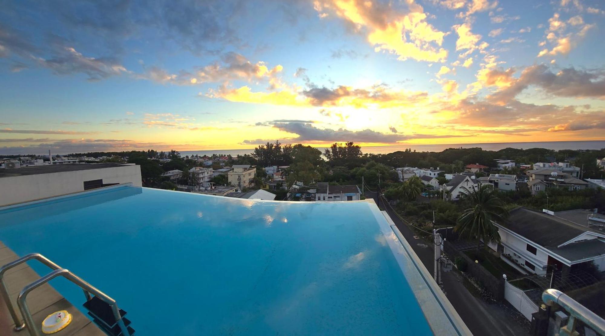 Апартаменты Luxury Penthouse With Infinity Pool & Stunning Sea View Flic en Flac Экстерьер фото